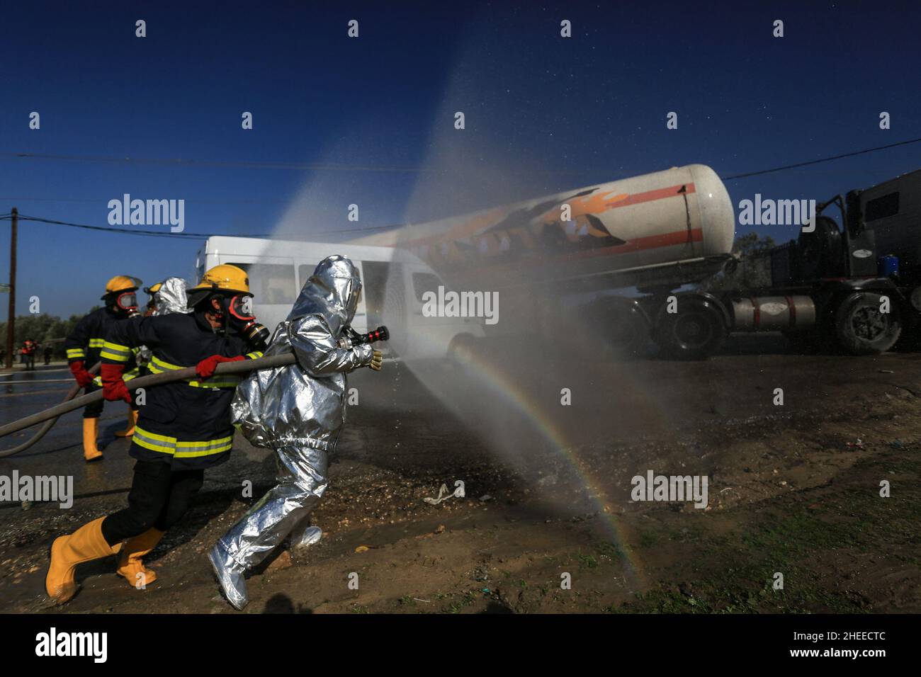 La Défense civile palestinienne mène une manœuvre sur le terrain en prévision des incendies, à Gaza, le 10 janvier 2022. Banque D'Images