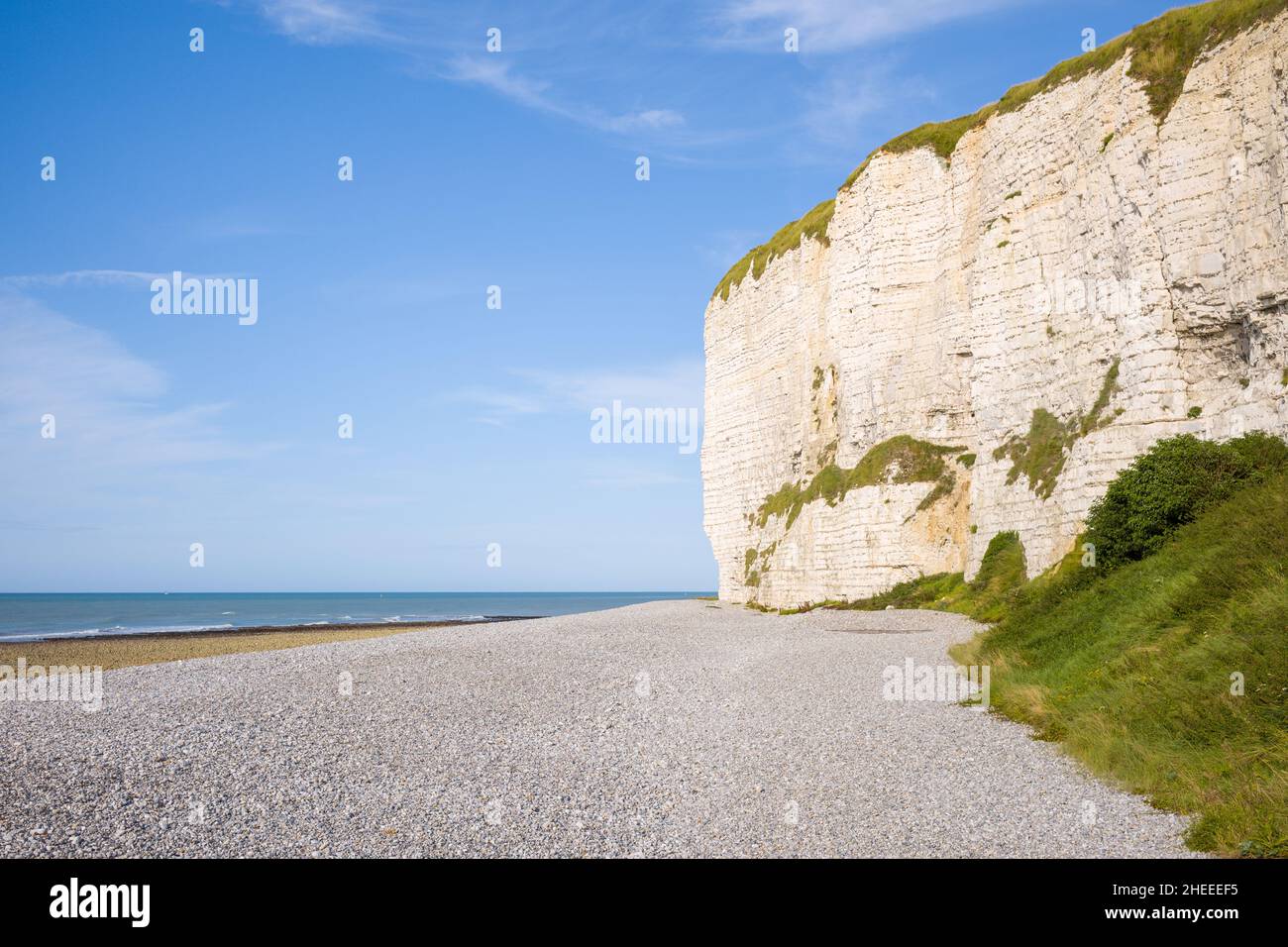 Cette photo de paysage a été prise en Europe, en France, en Normandie, en Seine Maritime, en été.Nous pouvons voir les falaises de craie du village traditionnel français o Banque D'Images