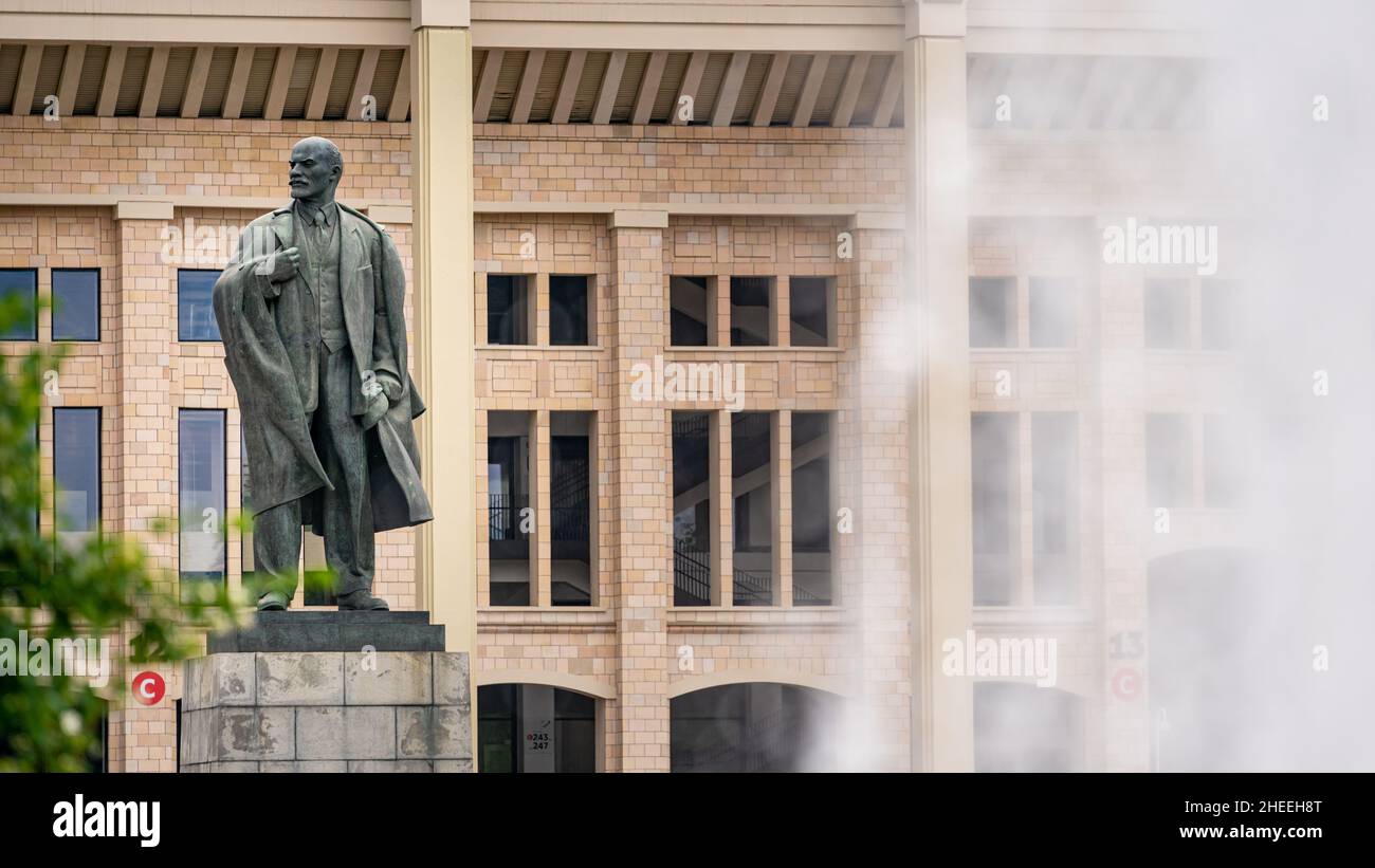 MOSCOU, RUSSIE - 30 JUIN 2021 : monument de huit mètres à Lénine sur le territoire du stade Luzhniki, tiré par le jet de la fontaine Banque D'Images