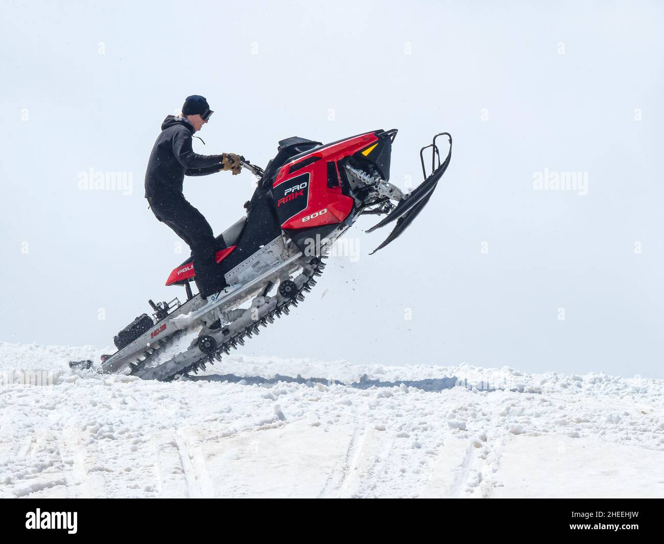 Une machine à neige est en train d'être sautés en plein air près de Beartooth Pass, Wyoming. Banque D'Images