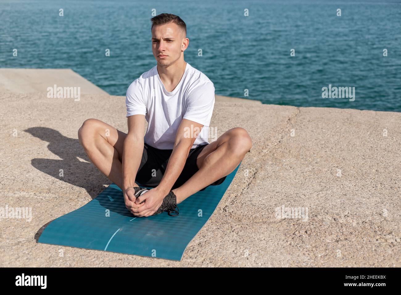 Corps complet d'homme sportif en forme de sport faisant de l'exercice d ...