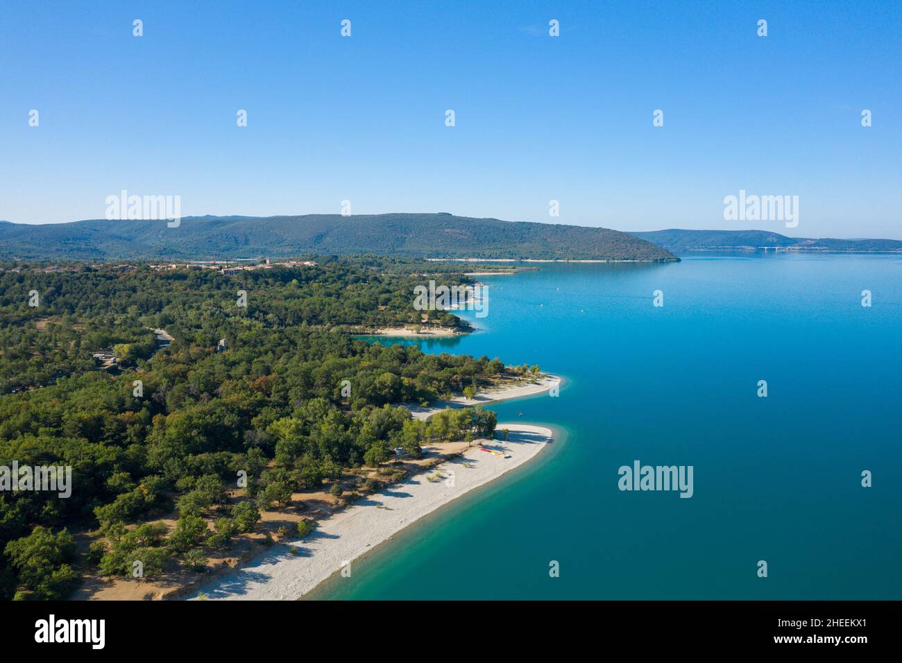 Cette photo de paysage a été prise en Europe, en France, en Provence Alpes Côte d'Azur, dans le Var, en été.Nous pouvons voir les forêts et une plage sur la rive Banque D'Images