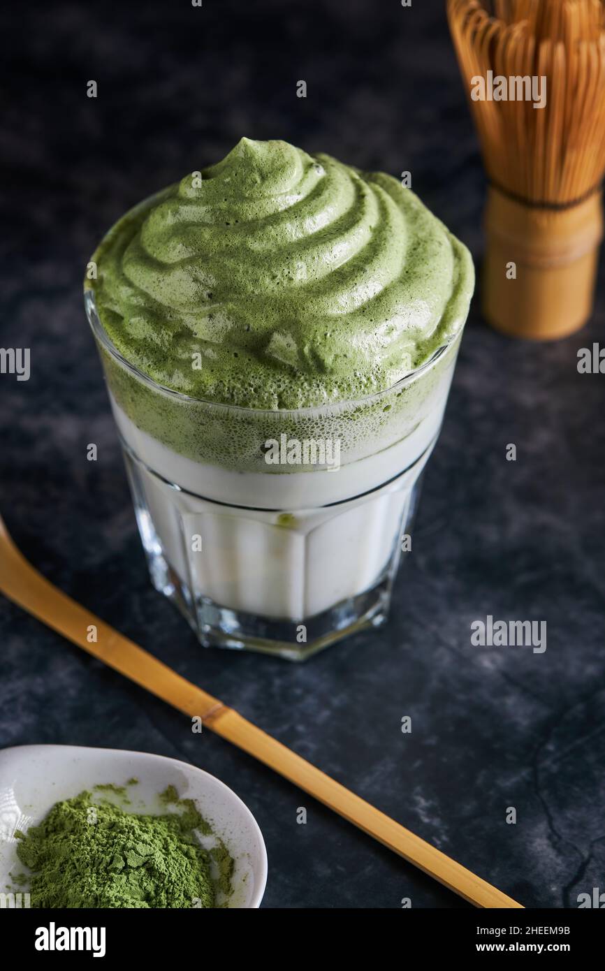 De dessus de verre de café de Dalgona frais avec matcha et accessoires de cérémonie de thé japonais composé de fouet de bambou appelé chasen et traditionnel Banque D'Images