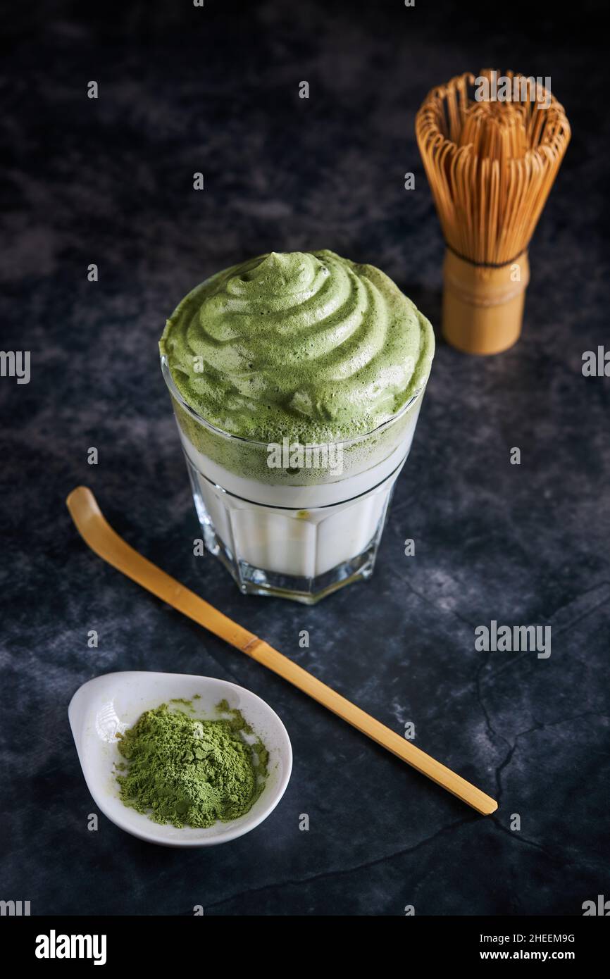 De dessus de verre de café de Dalgona frais avec matcha et accessoires de cérémonie de thé japonais composé de fouet de bambou appelé chasen et traditionnel Banque D'Images