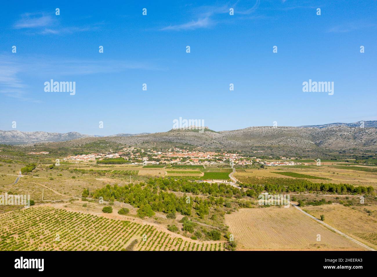 Cette photo de paysage a été prise en Europe, en France, en Occitanie, dans les Pyrénées orientales, en été.Nous voyons le village d'Opoul Perillos au milieu Banque D'Images