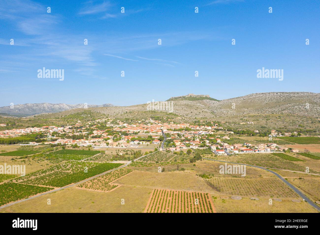 Cette photo de paysage a été prise en Europe, en France, en Occitanie, dans les Pyrénées orientales, en été.Nous voyons le village médiéval d'Opoul Perillos A. Banque D'Images
