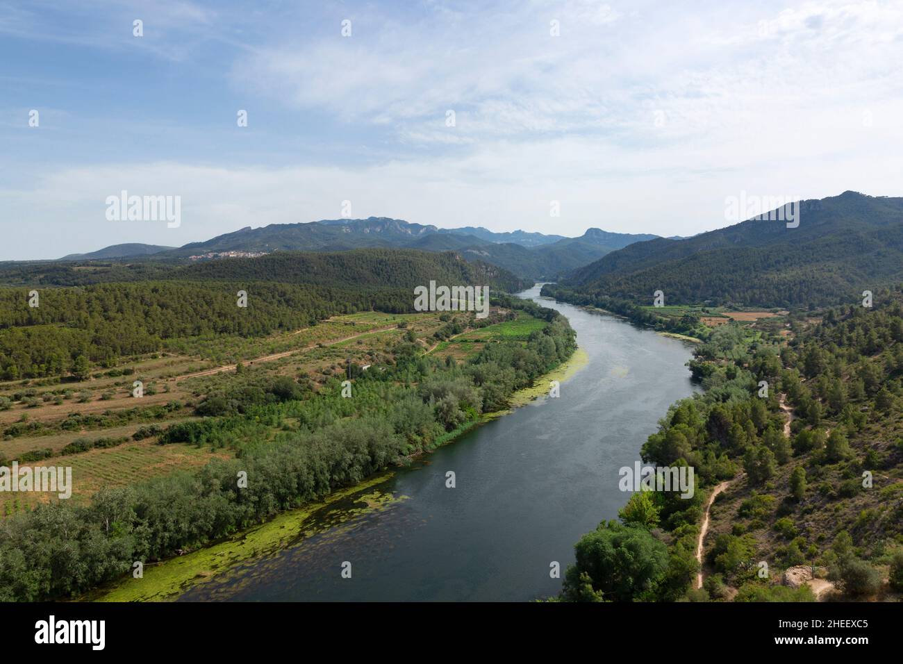 Vue sur la rivière Ebro qui traverse la municipalité de Miravet.Tarragone, Espagne.Paysage et nature. Banque D'Images