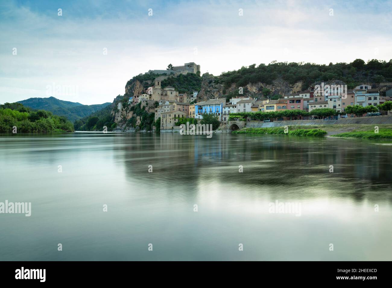 Vue sur l'Ebre et le village de Miravet dans la province de Tarragone.Catalogne, Espagne.Le tourisme rural. Banque D'Images