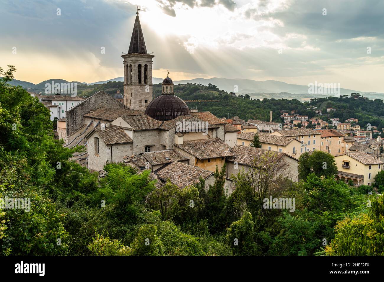 Panorama panoramique du centre historique de Spoleto avec le clocher de la cathédrale de Spoleto, Ombrie, Italie Banque D'Images