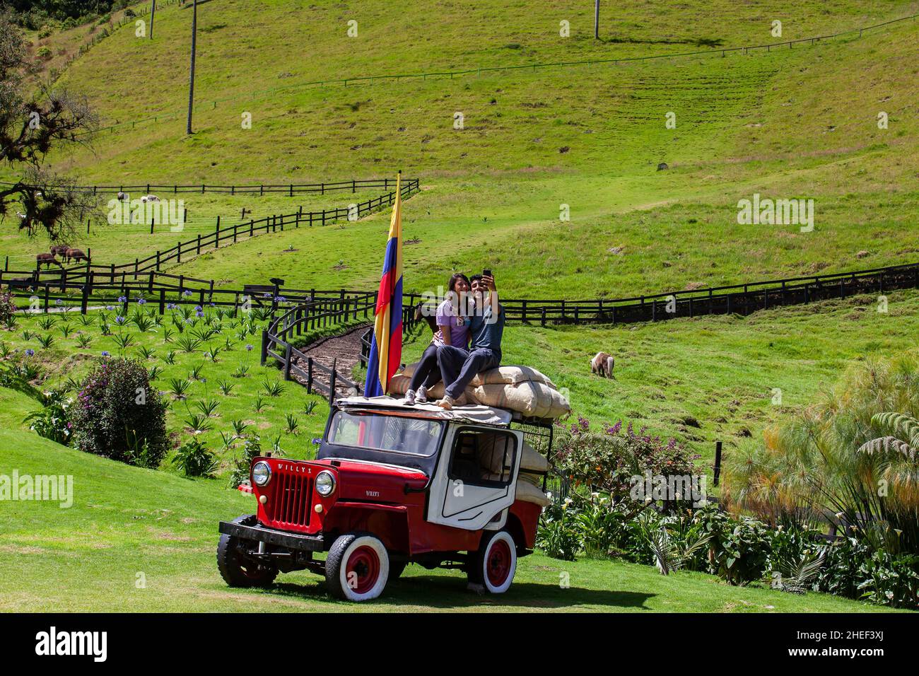 SALENTO, COLOMBIE - JUILLET 2021.Couple de touristes visitant la belle vallée de Cocora située à Salento dans la région de Quindio en Colombie Banque D'Images