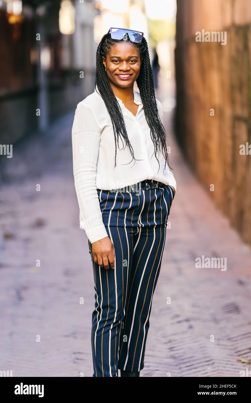 Portrait vertical d'une femme africaine en vêtements de mode Banque D'Images