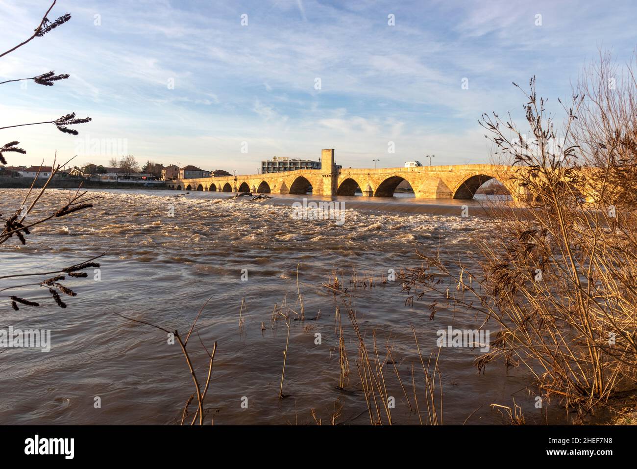 SVILENGRAD, BULGARIE - 31 DÉCEMBRE 2021 : vue au coucher du soleil sur le pont Mustafa Pasha (ancien pont) du seizième siècle, sur la rivière Maritsa, Svilengrad, Bulgarie Banque D'Images