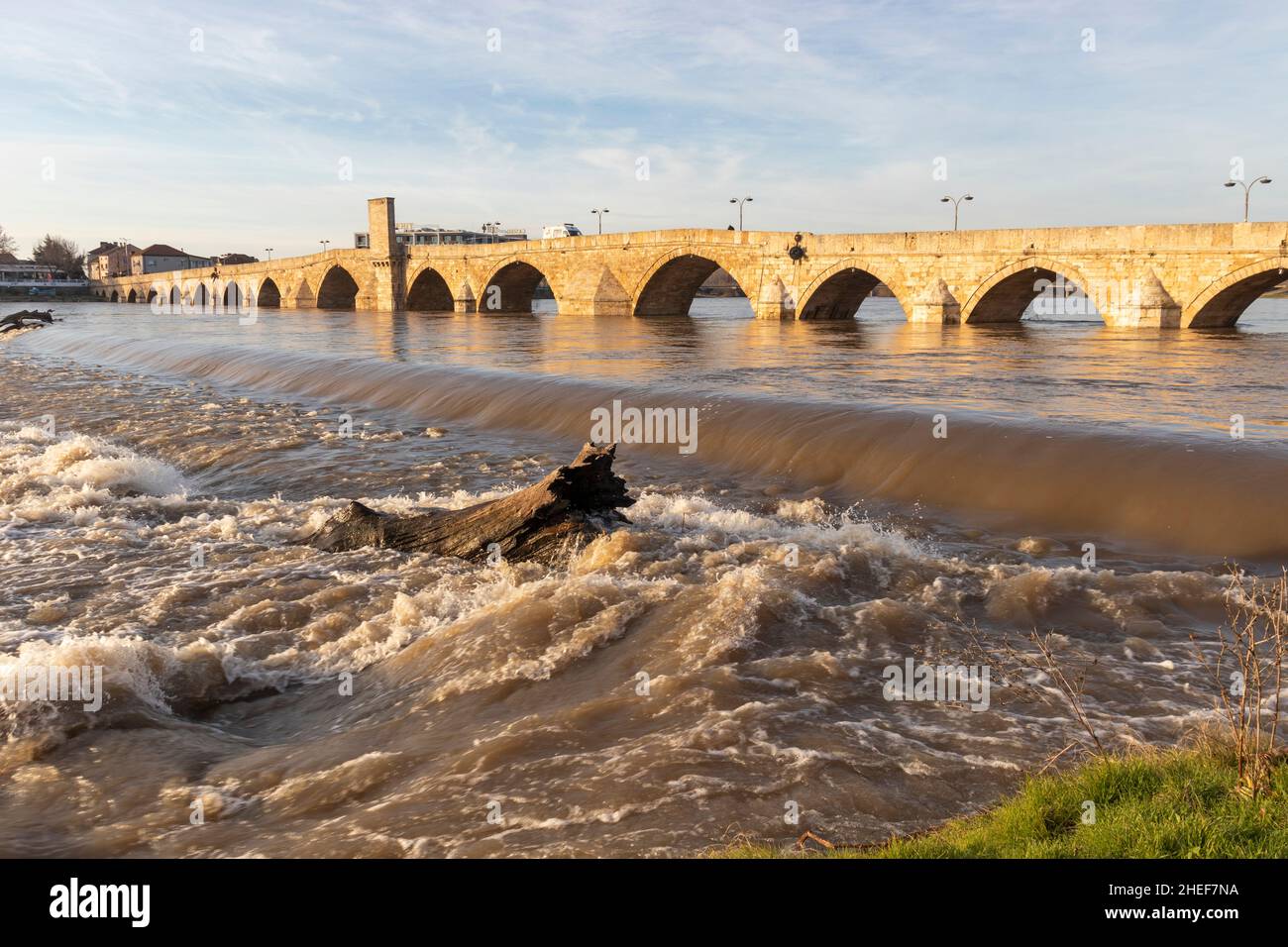 SVILENGRAD, BULGARIE - 31 DÉCEMBRE 2021 : vue au coucher du soleil sur le pont Mustafa Pasha (ancien pont) du seizième siècle, sur la rivière Maritsa, Svilengrad, Bulgarie Banque D'Images