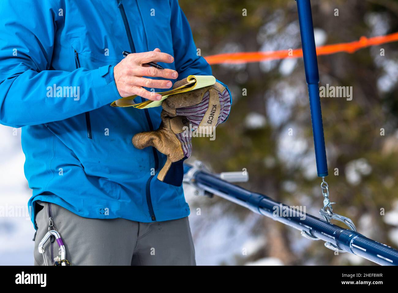 Incline Village, États-Unis.10th janvier 2022.Jeff Anderson collecte des données avec l'équipement d'essai de la neige.Le Service de conservation des ressources naturelles a invité les médias à participer à un essai de déneigement dans l'un de leurs sites régionaux.L'accumulation de neige à l'époque était de 185 % la moyenne normale, mais les experts restent préoccupés par une prévision sèche possible pour la région.Crédit : SOPA Images Limited/Alamy Live News Banque D'Images