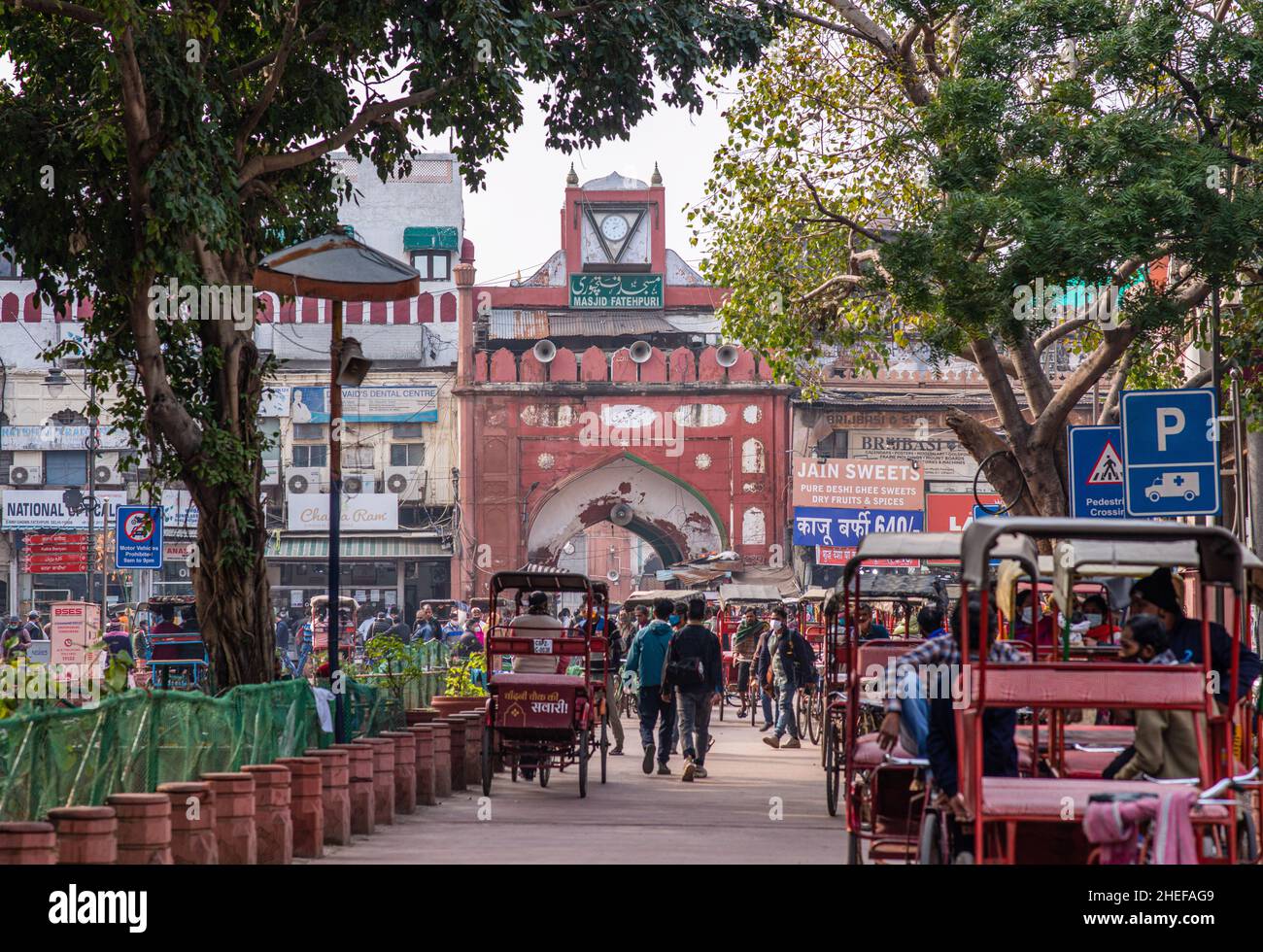 New Delhi, Inde.10th janvier 2022.Une mosquée Fatehpuri de la route de Chandni chowk, une des plus anciennes mosquée en besoin de conservation urgente, plusieurs parties du monument de l'époque de Mughal ont subi de graves dommages structurels, Chandni Chowk.Fatehpuri Masjid construite en 1650 après J.-C. par Fatehpuri Begum, une des épouses de l'empereur moghol Shah Jahan, la mosquée est construite en grès rouge et joliment décorée de petits dômes et minarets.Il marque le grand point culminant de la rue historique de chandni chowk.Crédit : SOPA Images Limited/Alamy Live News Banque D'Images