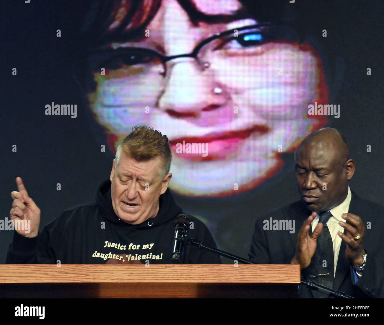 Juan Pablo Orellana Larenas (L) commente les funérailles de sa fille Valentina Orellana-Peralta,Qui était dans un dressing de magasin de Burlington décembre 23rd quand elle a été frappée par un feu rond lors d'une fusillade de police à l'entreprise de North Hollywood, à la City of refuge Church à Gardena, Californie, le lundi 10 janvier 2022.Valentina est venue à Los Angeles avec sa mère de Santiago, au Chili, il y a environ six mois et a eu le rêve de devenir ingénieur en robotique et citoyenne américaine.Je regarde sur l'avocat Ben Crump.Photo de Jim Ruymen/UPI Banque D'Images