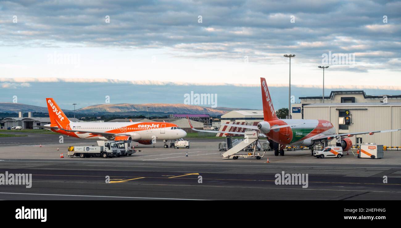 Deux avions passagers easyJet, l'un avec la décoration d'Europcar, sur le tablier de l'aéroport international de Glasgow, en Écosse. Banque D'Images