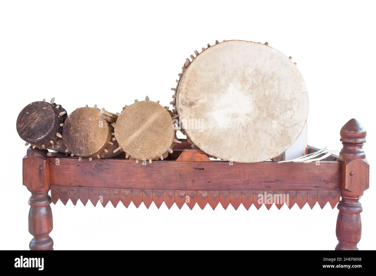 Grand tambour ancien est dans temple.Cow cuir tambour.White fond Banque D'Images