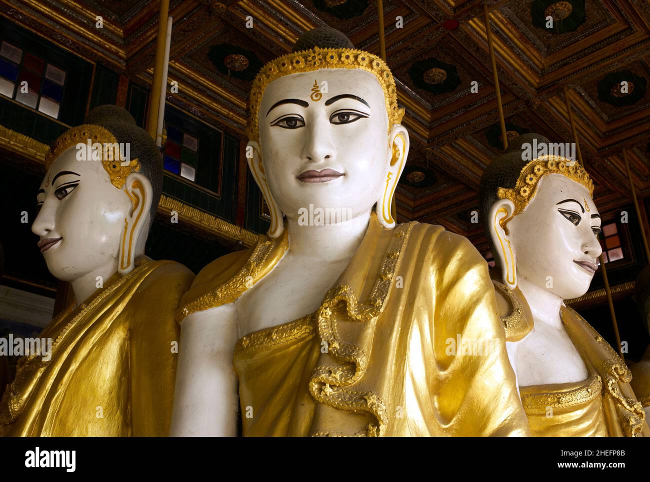 Photographie couleur de trois statues de Bouddha à l'intérieur de Kyaikthanian Paya, Mawlamyine, Myanmar, Asie, 2015. Banque D'Images