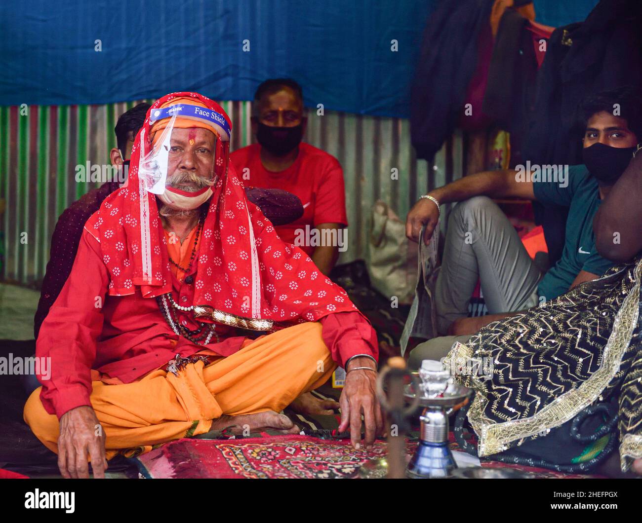 Kolkata, Inde.10th janvier 2022.Un moine hindou portant un masque de protection vu dans un camp de transit pour Gangasagar Mela à Babughat.tous les jours, un grand nombre de cas de coronavirus sont signalés dans toute l'Inde.(Photo de Sumit Sanyal/SOPA Images/Sipa USA) crédit: SIPA USA/Alay Live News Banque D'Images