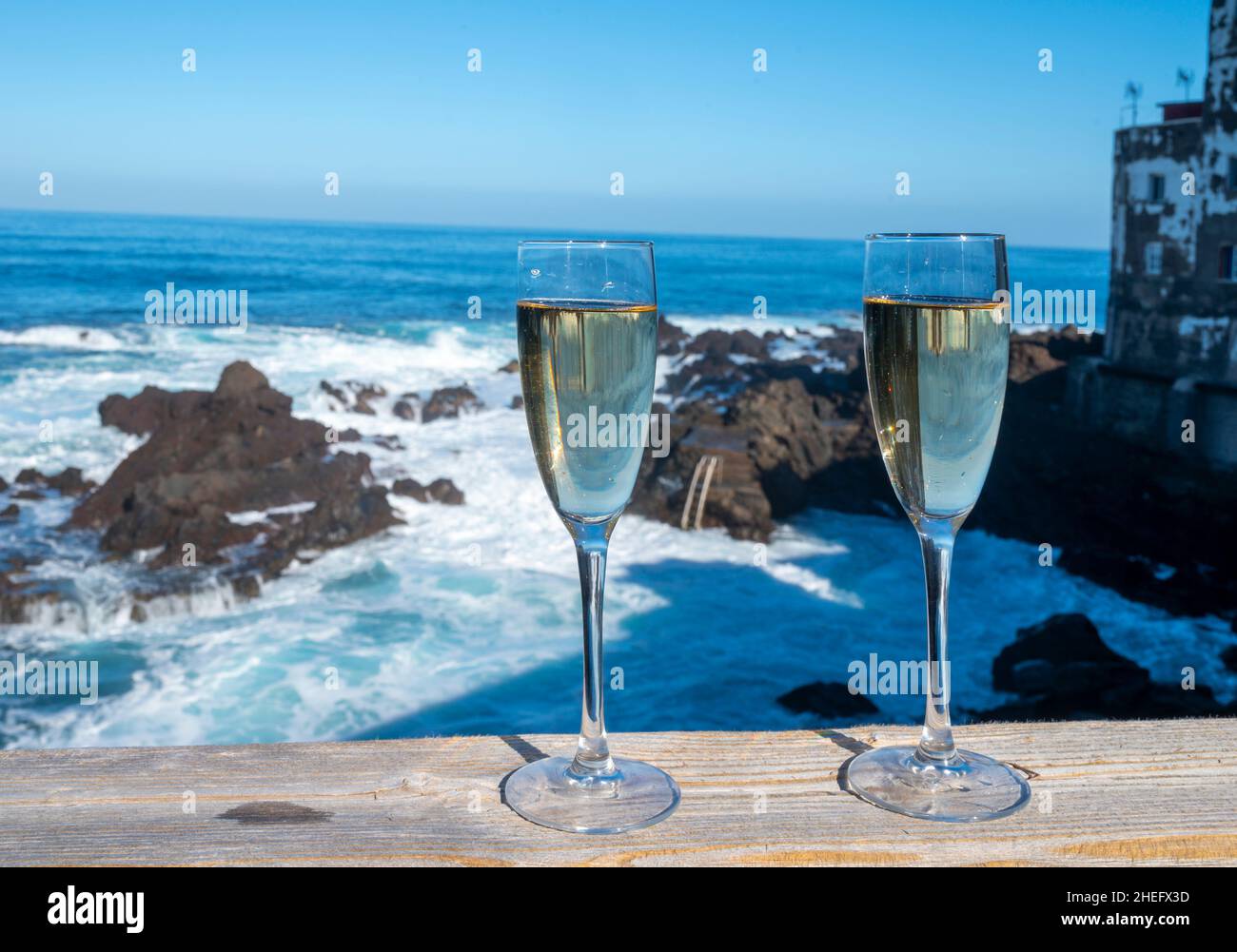 Fête du nouvel an avec deux verres de champagne ou de vin mousseux cava espagnol et vue sur l