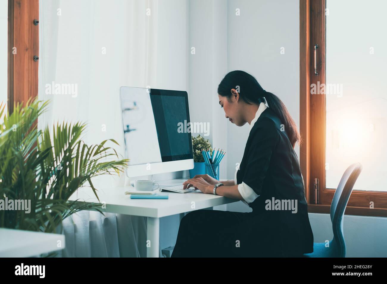 Une femme d'affaires utilisant l'ordinateur pour la cyber-sécurité pour son compte d'épargne, les affaires, la technologie, l'avenir, le concept de ressource numérique. Banque D'Images