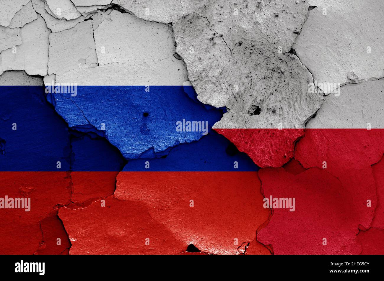 Drapeaux de la Russie et de la Pologne peints sur un mur fissuré Banque D'Images