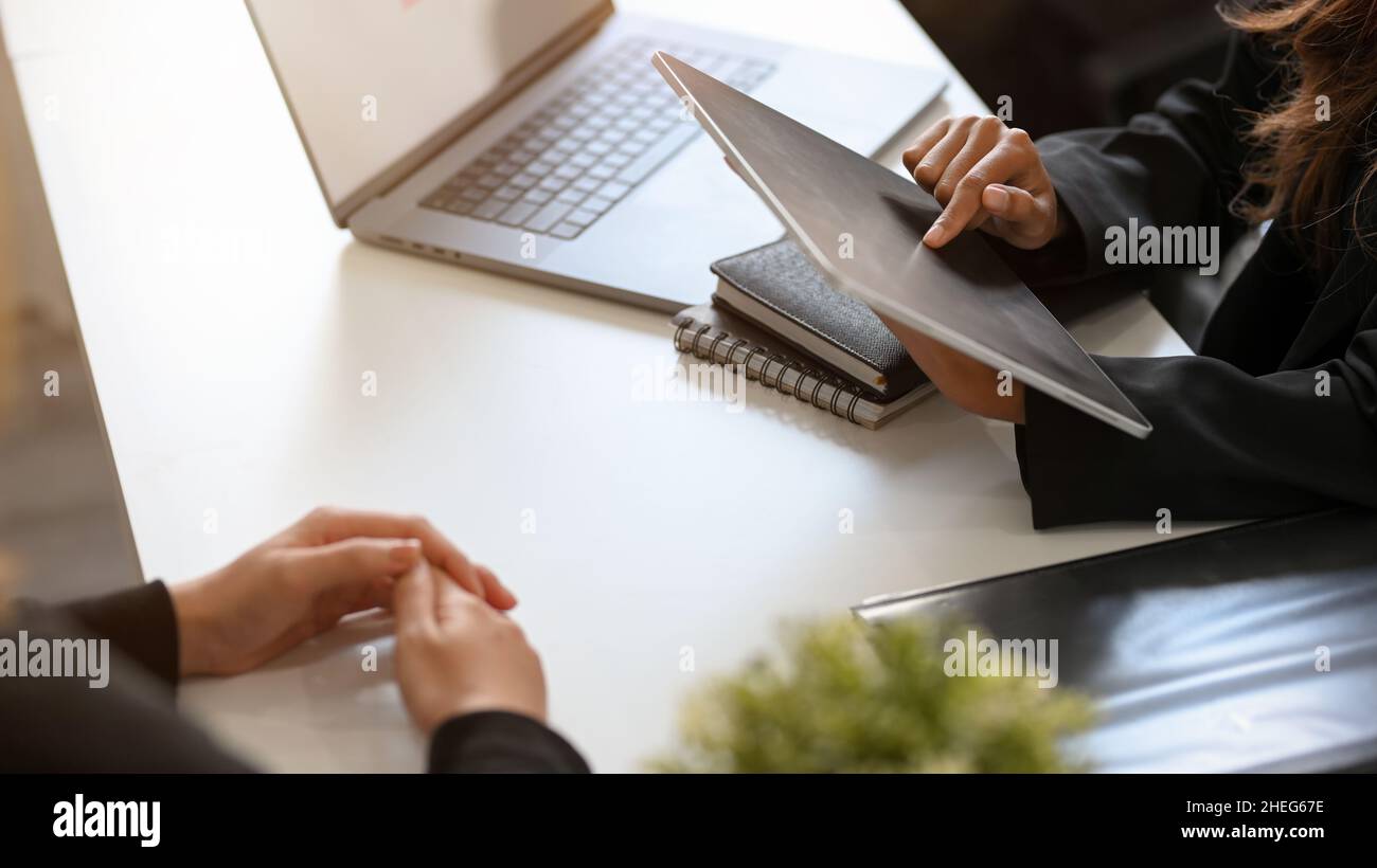 Image rognée d'une équipe marketing ayant une réunion informelle au bureau. Banque D'Images