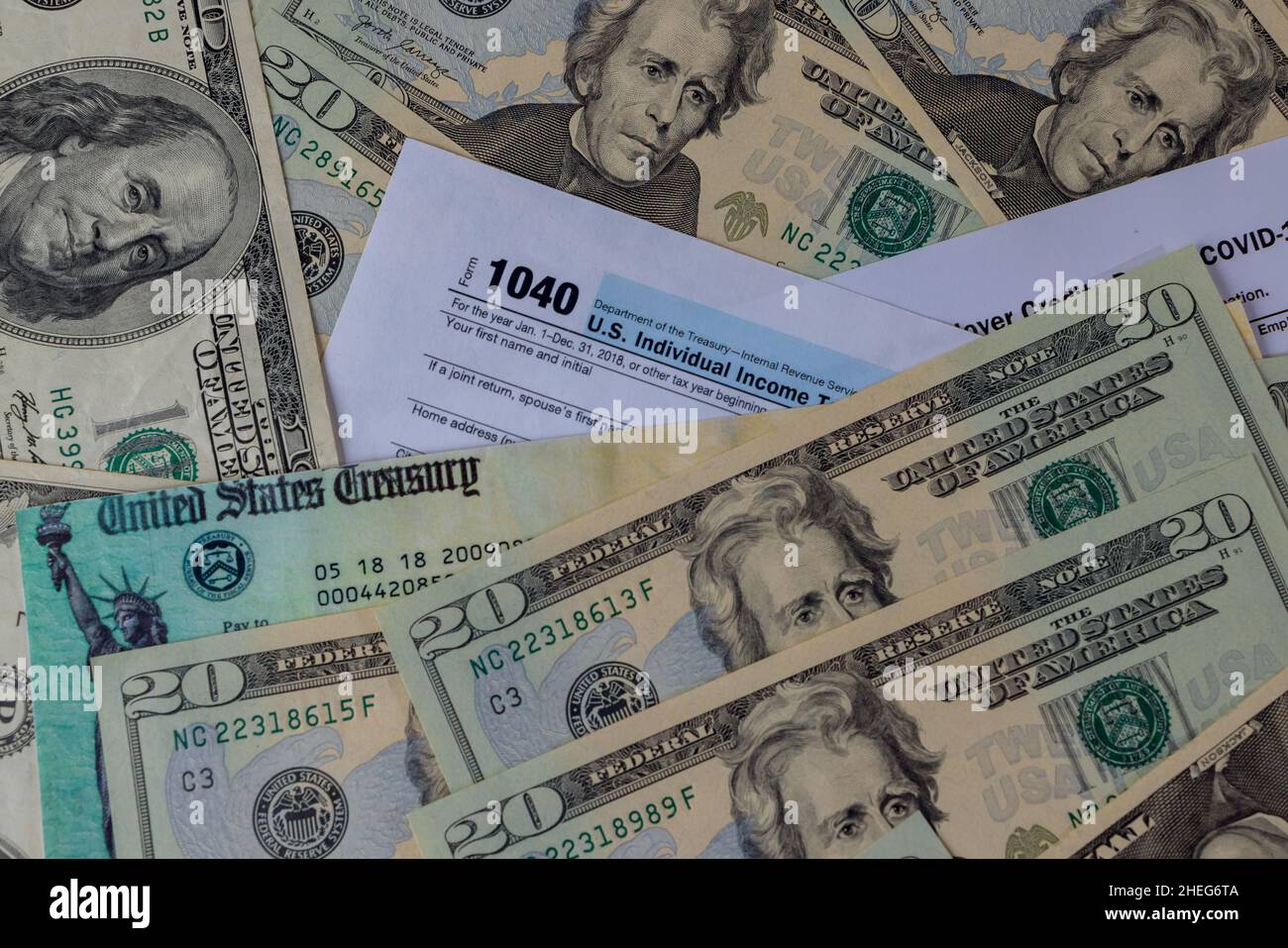 1040 formulaire de taxe avec chèque de remboursement et devise gros plan des billets en dollars américains Banque D'Images