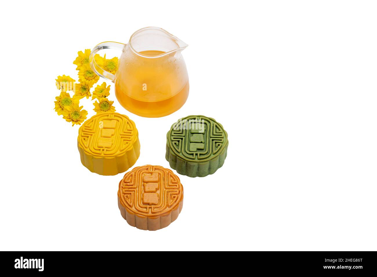 Gâteau de lune traditionnel avec garniture durian et noix sur fond blanc, passe de découpe inclus Banque D'Images