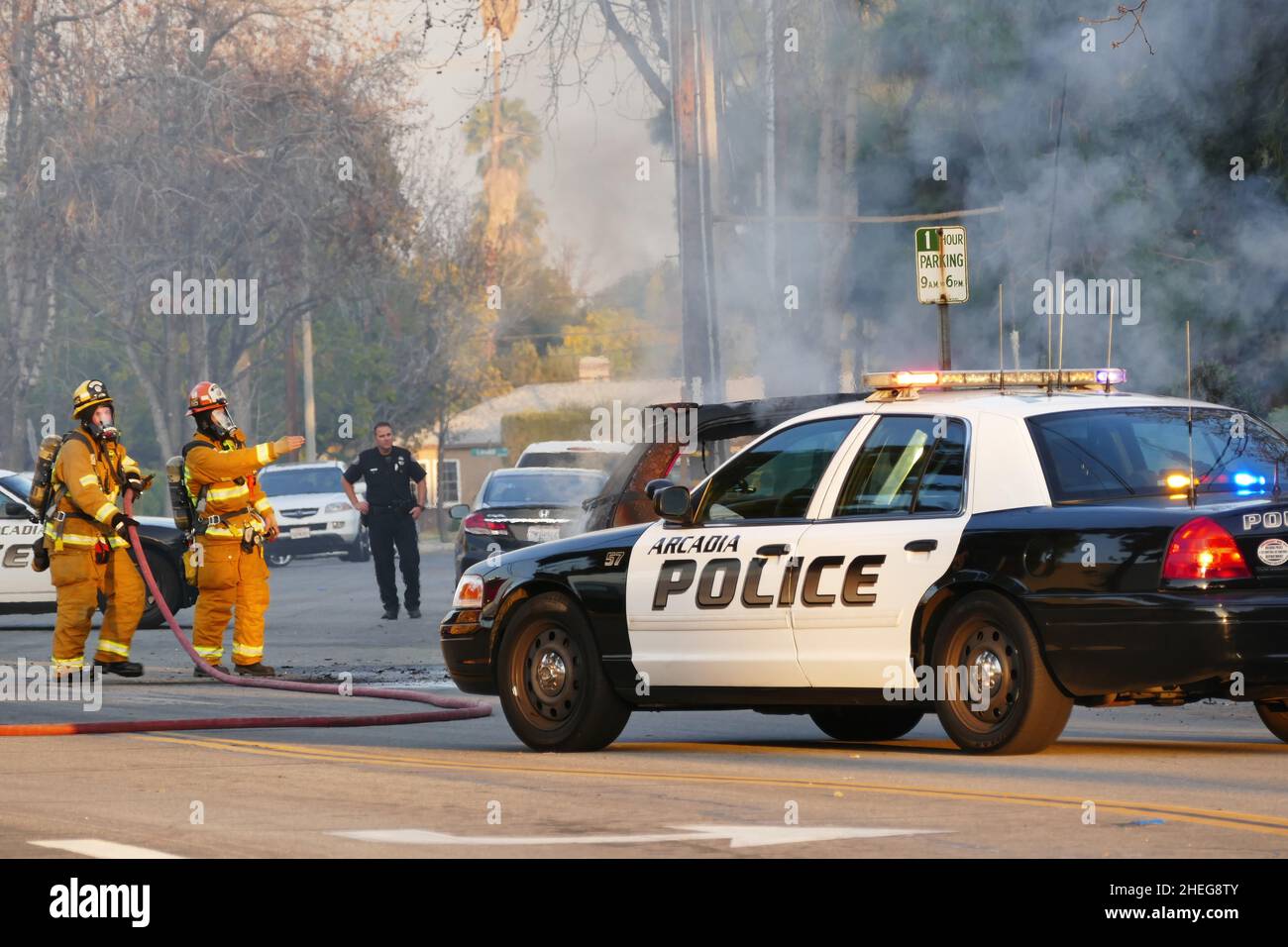 Temple City, California, USA - 12 Février 2016 : fire fighter l'extinction d'un véhicule en feu, en Californie Banque D'Images