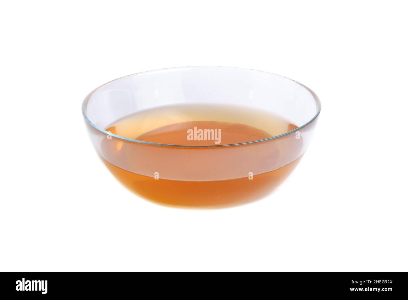 Kombucha dans une tasse de verre sur fond blanc, boisson saine et délicieuse Banque D'Images