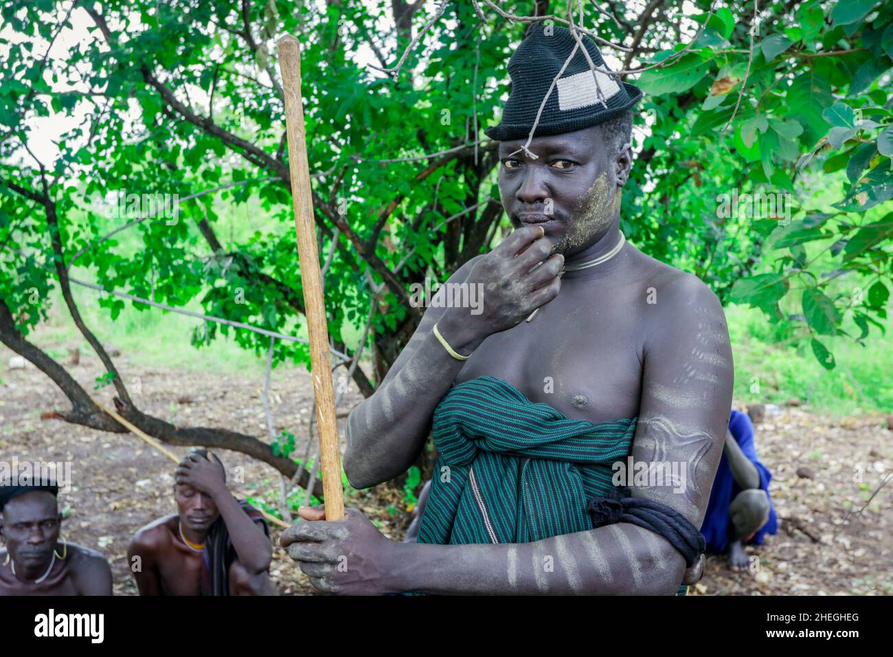 Vallée de la rivière Omo, Ethiopie - 29 novembre 2020 : Portrait du vieil homme africain aveugle qui se trouve sur le terrain et pose pour les touristes dans le Mursi local Banque D'Images