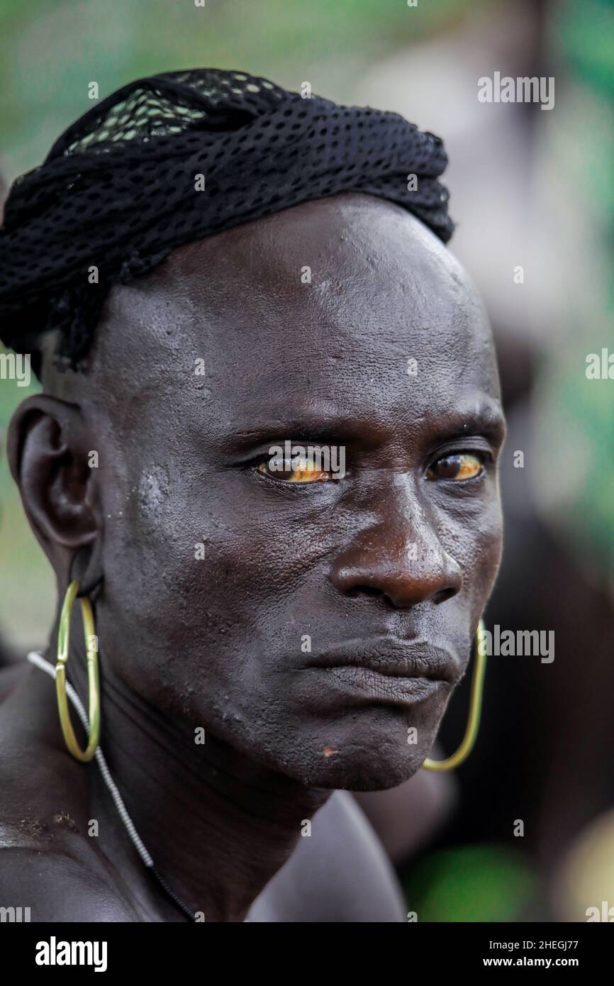 Vallée de la rivière Omo, Éthiopie - 29 novembre 2020 : Portrait de l'homme africain dans la tribu Mursi locale Banque D'Images