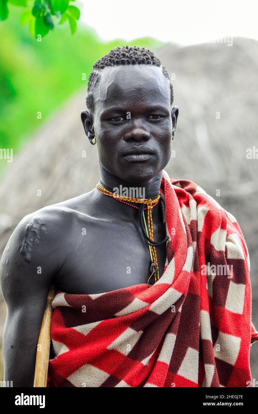 Vallée de la rivière Omo, Éthiopie - 29 novembre 2020 : Portrait de l'homme  africain dans la tribu Mursi locale Photo Stock - Alamy
