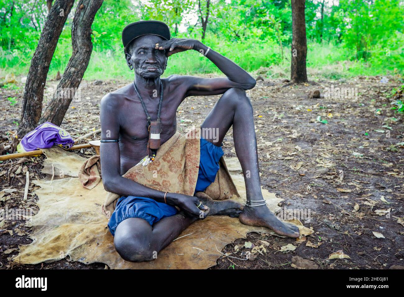 Vallée de la rivière Omo, Éthiopie - 29 novembre 2020 : Portrait de l'homme africain dans la tribu Mursi locale Banque D'Images
