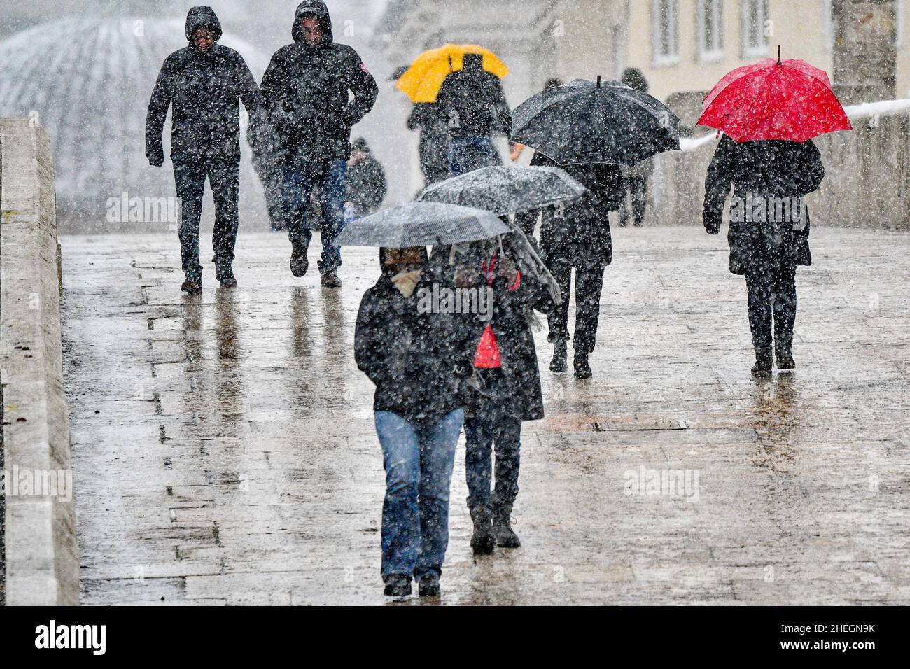 Skopje.10th janvier 2022.Les gens marchent au milieu de la neige à Skopje, en Macédoine du Nord, le 10 janvier 2022.Crédit : Tomislav Georgiev/Xinhua/Alay Live News Banque D'Images