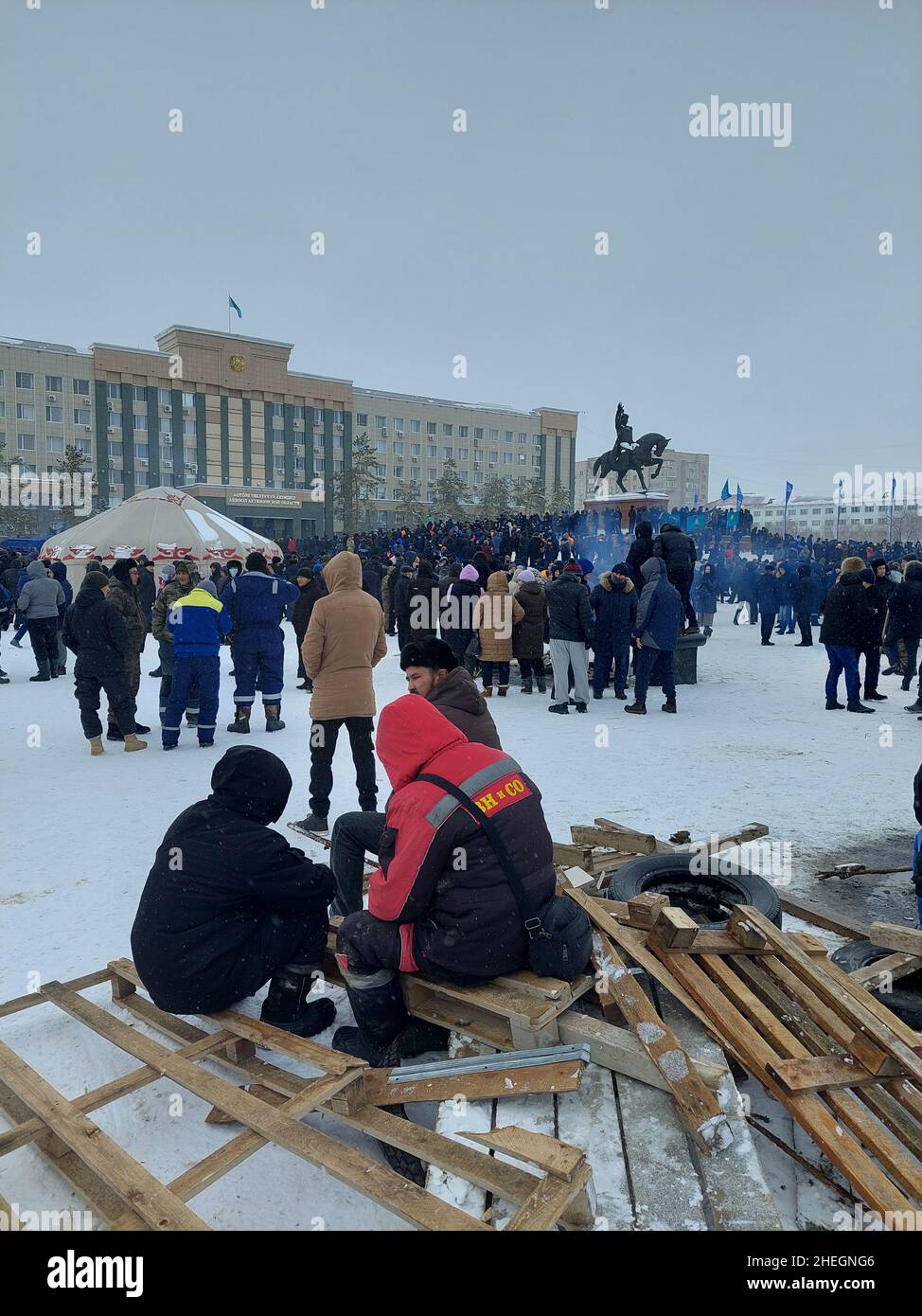 Les manifestations ont fait rage dans plusieurs villes du Kazakhstan depuis janvier 2nd, suite à une forte augmentation des prix du carburant dans l'ancienne république soviétique.Des milliers de personnes sont descendues dans la rue, une rare manifestation de dissidence dans un pays où les protestations sont étroitement contrôlées.Les forces de sécurité ont lutté pour réprimer les foules, qui ont commencé à s'enflammer les bureaux publics et à mettre le feu aux bâtiments.Aktobe, Kazakhstan. Banque D'Images