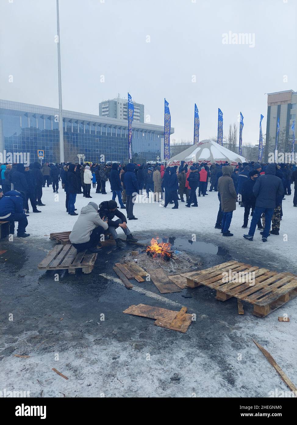 Les manifestations ont fait rage dans plusieurs villes du Kazakhstan depuis janvier 2nd, suite à une forte augmentation des prix du carburant dans l'ancienne république soviétique.Des milliers de personnes sont descendues dans la rue, une rare manifestation de dissidence dans un pays où les protestations sont étroitement contrôlées.Les forces de sécurité ont lutté pour réprimer les foules, qui ont commencé à s'enflammer les bureaux publics et à mettre le feu aux bâtiments.Aktobe, Kazakhstan. Banque D'Images