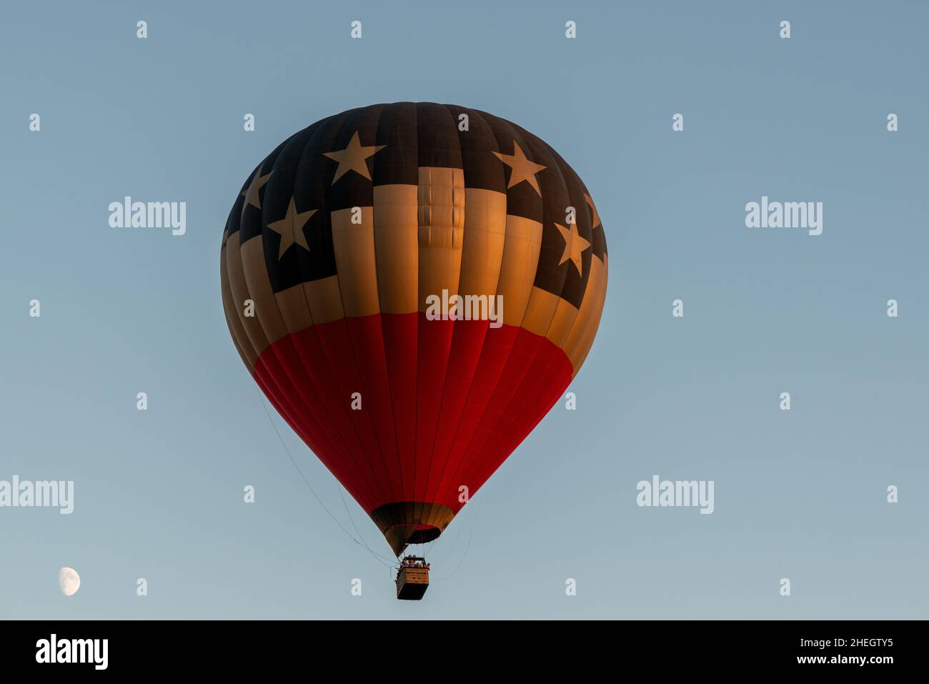Vue sur un ballon d'air chaud volant Banque D'Images