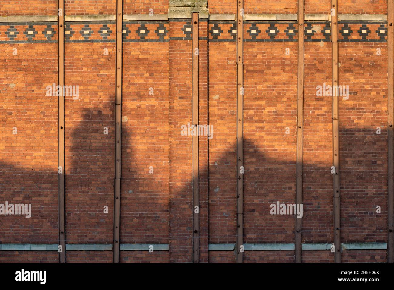 Ombres sur le toit au lever du soleil sur le moulin industriel délabeur 'healings Flour Mill'.Tewkesbury, Cotswolds, Gloucestershire, Angleterre Banque D'Images