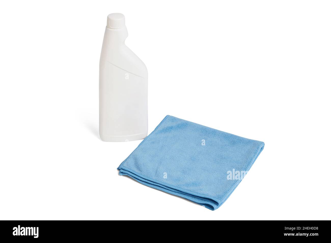 Vaporisateur avec serviette de nettoyage isolée sur fond blanc.Concept de nettoyage écologique, essuyage de surface avec panneau de tissu absorbant, spray et absorbant Banque D'Images