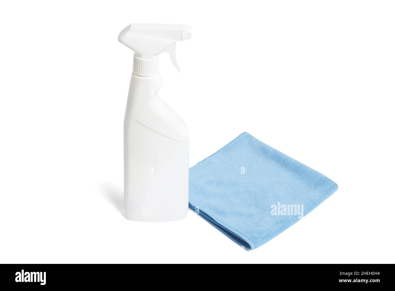Vaporisateur avec serviette de nettoyage isolée sur fond blanc.Concept de nettoyage écologique, essuyage de surface avec panneau de tissu absorbant, spray et absorbant Banque D'Images