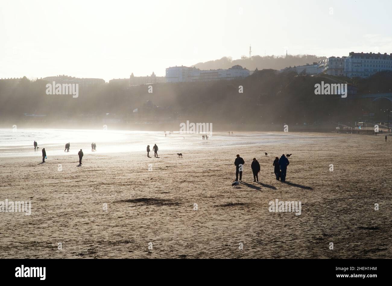 Plage de Scarborough en début de matinée à l'aube brumeuse Banque D'Images