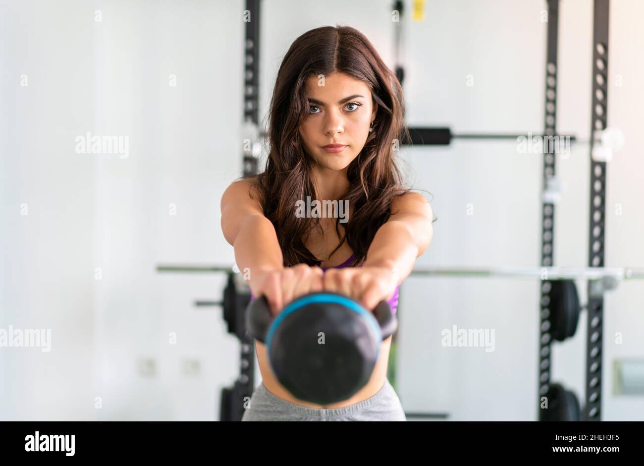 Jeune femme sportive dans une salle de sport avec kettlebell Banque D'Images