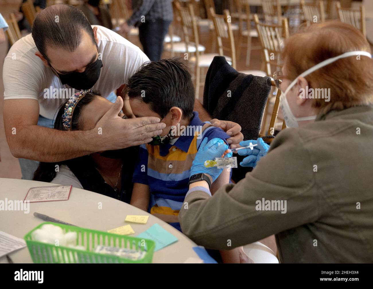 Texas, États-Unis.9th janvier 2022.Les parents réconfortent leur fils alors que le garçon reçoit une dose du vaccin COVID-19 dans une clinique de vaccination à San Antonio, Texas, États-Unis, le 9 janvier 2022.La variante Omicron a entraîné une nouvelle augmentation des cas de COVID-19 au Texas.Credit: Nick Wagner/Xinhua/Alay Live News Banque D'Images