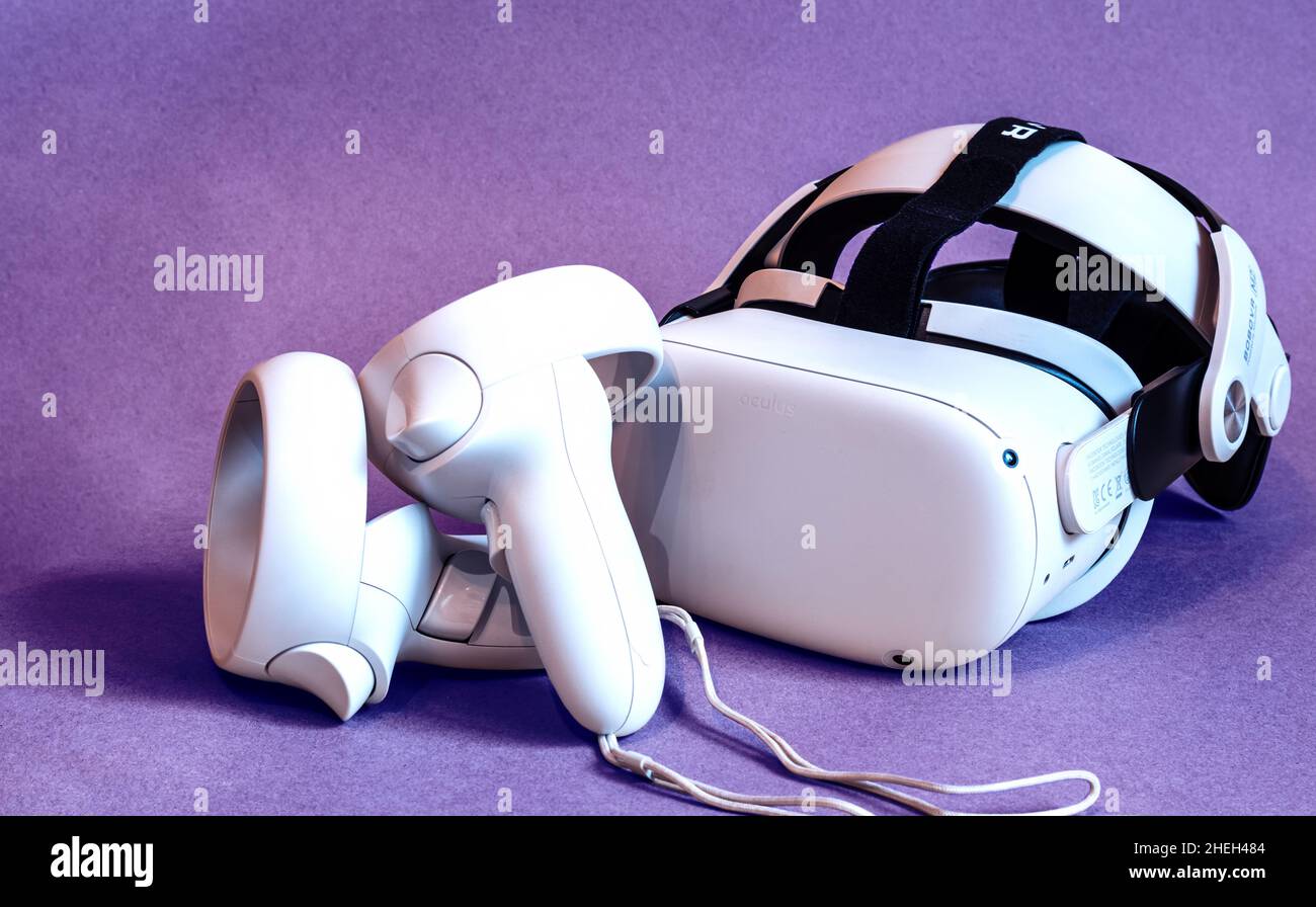 Kaliningrad, Russie - janvier 10,2022 : casque VR blanc nouvelle génération sur fond violet « très périe ».Casque de réalité virtuelle Oculus Quest 2 Banque D'Images