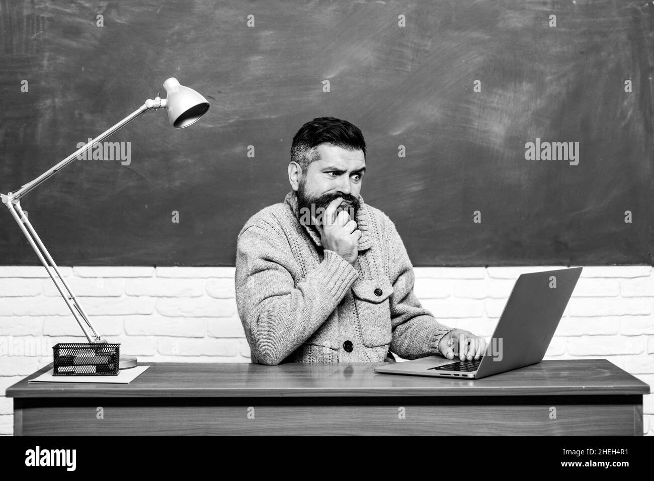 Étudiant travaillant sur un ordinateur portable sur quelques marches sur le campus se préparant à un examen.Nerd drôle étudiant préparant pour les examens universitaires.Retour à l'école et Banque D'Images