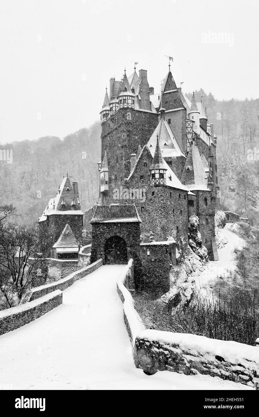 Vue sur le château de Burg Eltz dans la neige de l'hiver en Allemagne Banque D'Images