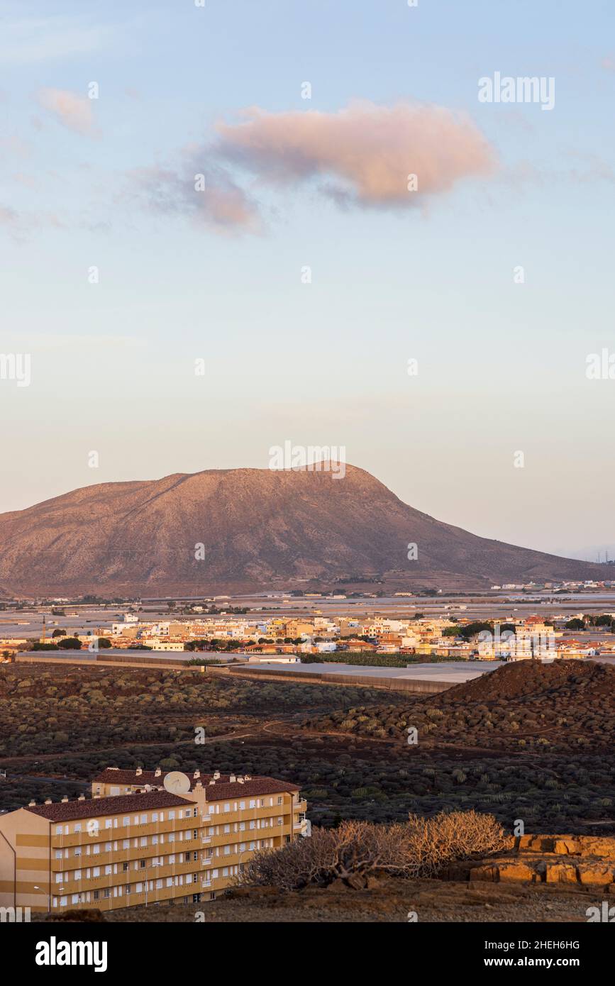 Un seul nuage au-dessus de la montagne de Guaza à l'aube sur Tenerife, îles Canaries, Espagne Banque D'Images
